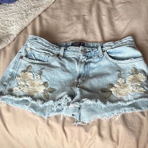 Abercrombie & Fitch Light Blue Floral Embroidered Jean Shorts size 28/6